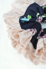 画像をギャラリービューアに読み込む, lace scrunchie(large)
